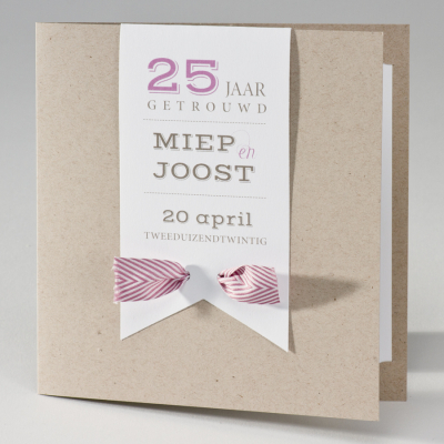 Eco huwelijksuitnodiging met tag en wit-roze gestreept lint (106.037)