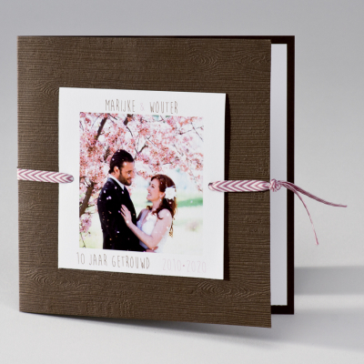 Bruine trouwkaart met roze toets (106.099)