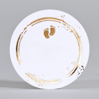 Kleine ronde sticker met voetjes en rand in koperfolie (539.124)