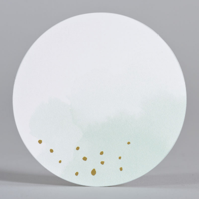 Grote ronde sticker met muntgroene aquarel en goudbruine confetti (539.205)