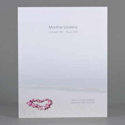 Dubbel plano rouwbrief met bloemenkrans op het strand (631.160)