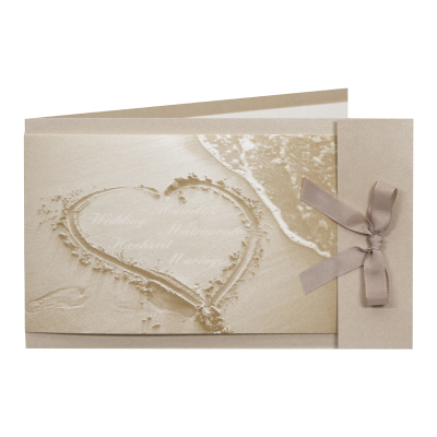 Sandfarbene Hochzeitskarte mit Herz im Sand (104.070)