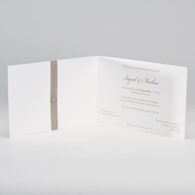 Elegante weiße Hochzeitskarte mit Prägung und hellbraunem Bändchen (106.009)