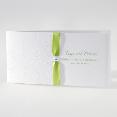 Elegante weiße Hochzeitskarte mit Prägung und grünem Bändchen (106.010)