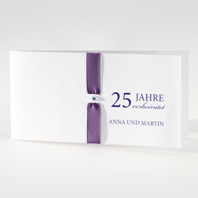 Elegante weiße Einladungskarte mit Prägung und violettfarbenem Bändchen (106.011JUB)