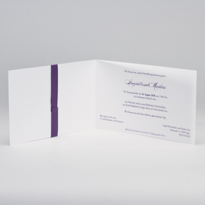 Elegante weiße Hochzeitskarte mit Prägung und violettfarbenem Bändchen (106.011)