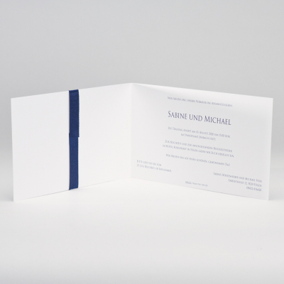 Elegante weiße Hochzeitskarte mit Prägung und blauem Bändchen (106.012)