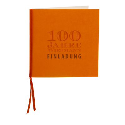 Quadratische Karte mit orangefarbener Pergament-Tasche u. Schleife (313.025)