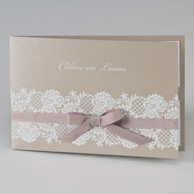 Bruine glinsterende trouwkaart met witte kant (108.061)