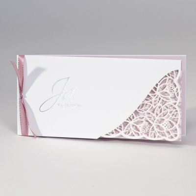 Langwerpige witte trouwkaart met gelaserd kantmotief NL - roze (108.091)