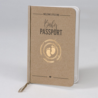 Kraft paspoort geboortekaartje met stempel in koperfolie (589.024)