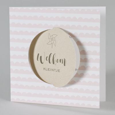 Geboortekaart roze golfjes met kraft bol en origami waaier (589.047)