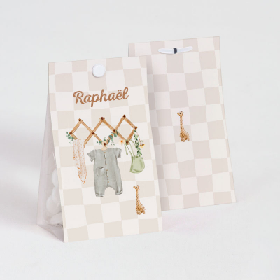 Snoepzakje babykleertjes aan houten kapstokje op beige ruitenpatroon (745.056)