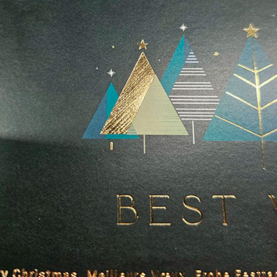 Moderne groene kerstkaart met strakke kerstbomen en goudfolie (845.089) Moderne groene kerstkaart met strakke kerstbomen en goudfolie (845.089)