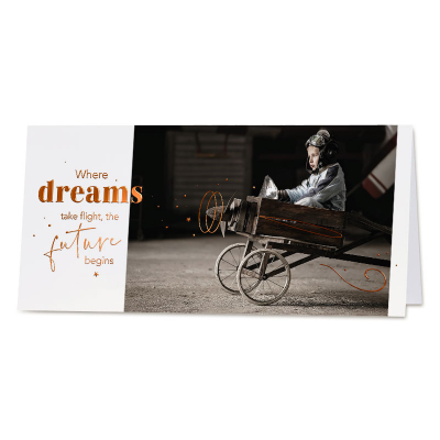 Inspirerende nieuwjaarskaart met jonge piloot in houten vliegtuig en koperfolie (845.091)